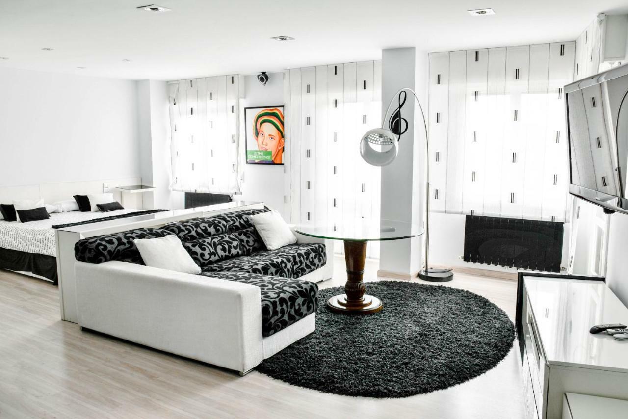 Black And White Suitte "Marques" Noja Exterior foto