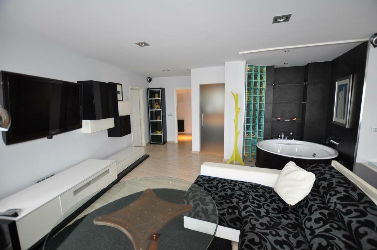 Black And White Suitte "Marques" Noja Exterior foto